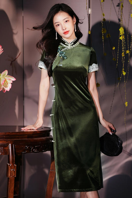 逸红颜明月优选<爆款二团>#影视剧《守护者们》同款旗袍『露荷』纯手工高定款醋酸丝绒，全开襟定制花扣 商品图8