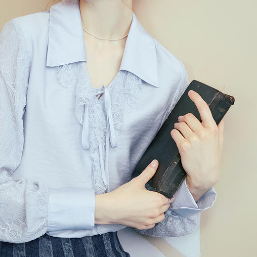 两三事雾霭芭蕾2025夏季新款法式蕾丝荷叶边拼接绑带长袖雪纺衫女 商品图3