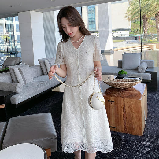 奢姿大码女装2025夏季气质镂空蕾丝连衣裙胖妹妹简约V领时尚裙子9952869327 商品图4