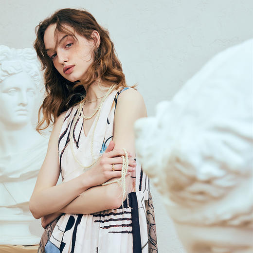 两三事 游弋流光 2025夏季新款复古抽象印花大翻边v领无袖连衣裙 商品图1