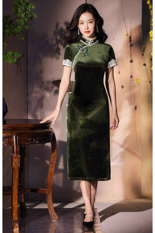逸红颜明月优选<爆款二团>#影视剧《守护者们》同款旗袍『露荷』纯手工高定款醋酸丝绒，全开襟定制花扣 商品图1