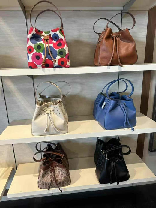 Fossil ，新款桶包，这款皮质软软糯糯，非常显高级，小号💰799🉐，大号💰999🉐 商品图5