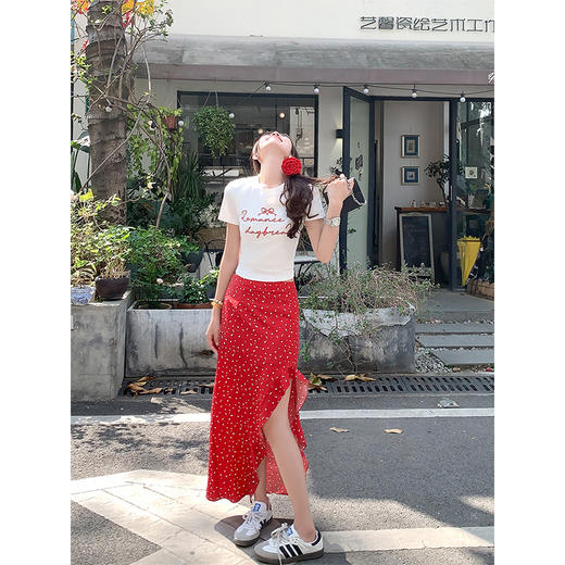 <曾小咸推荐>红色碎花不规则荷叶边开叉半身裙 商品图0