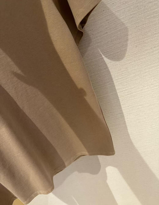 原单正品之禾全棉双沙汗布体恤，这个胡桃色的tee  看起来简单哈，实际面料暗藏深机，采用双沙全棉汗布，摸起来干爽，面料很挺括，有型  上身会穿出来显瘦  质感满满
尺码S-XL 商品图10