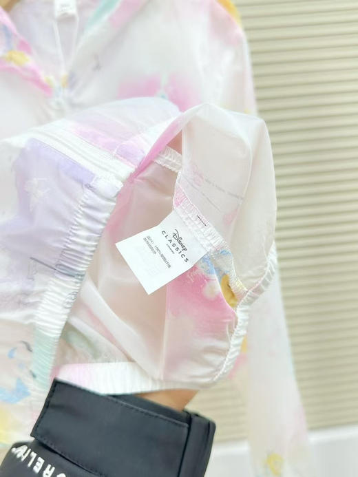 迪士尼专柜正品男女童防晒服防紫外线空调衫外套皮肤衣.
吊牌价💰219元
✅A类面料·特殊凉感工艺·✅轻薄透气不透肉·✅秒吸湿速干不粘身·✅手感柔软顺滑·防晒能力杠杠滴！！
四个色 商品图5