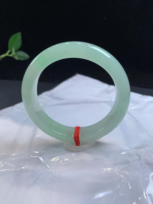 612606，56.5果绿底手镯，满圈带甜绿底色，版型好，秀气清新，整体底妆均匀。 商品图3