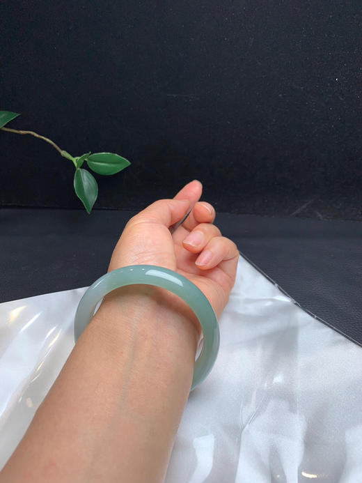 612609，56.5半山水手镯，一半淡油青底，整体清爽干净，均匀干净 商品图5