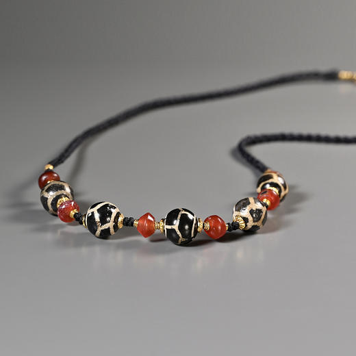 黑白镶蚀足球珠+西亚高古红玛瑙锁骨链 商品图1