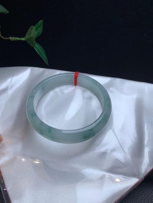 612611，59.5 冰飘花手镯，整体冰冰润润的，飘清新蓝花 商品图2