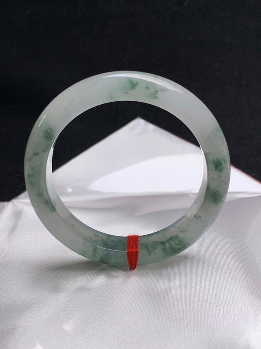 612613，55.3圈口，冰飘花正圈平安镯，老种，冰透起光，白底飘蓝花，条形秀气 商品图3