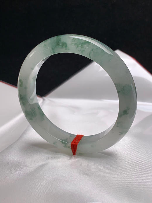 612613，55.3圈口，冰飘花正圈平安镯，老种，冰透起光，白底飘蓝花，条形秀气 商品图2