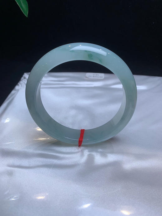 612607，58.5飘花手镯，宽版，晴底的底色 飘了几抹淡雅的花色，局部飘了几点特色撒金 商品图0