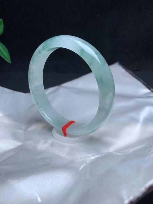 612611，59.5 冰飘花手镯，整体冰冰润润的，飘清新蓝花 商品图4