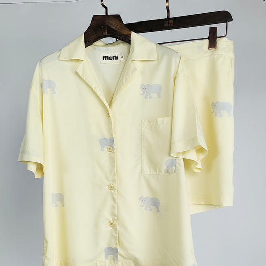 情侣款家居服睡衣  夏款短袖&短裤男女套装  70%粘纤+30%莱赛尔纤维，拥有真丝光泽，绸缎坠感，纯棉的吸湿透气 商品图1