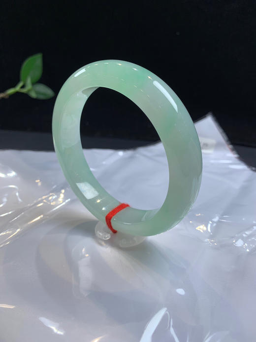 612606，56.5果绿底手镯，满圈带甜绿底色，版型好，秀气清新，整体底妆均匀。 商品图2