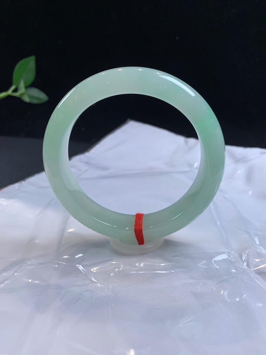 612606，56.5果绿底手镯，满圈带甜绿底色，版型好，秀气清新，整体底妆均匀。 商品图1