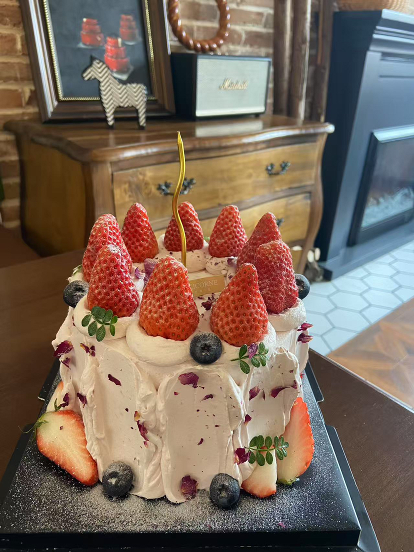 简约草莓奶油蛋糕