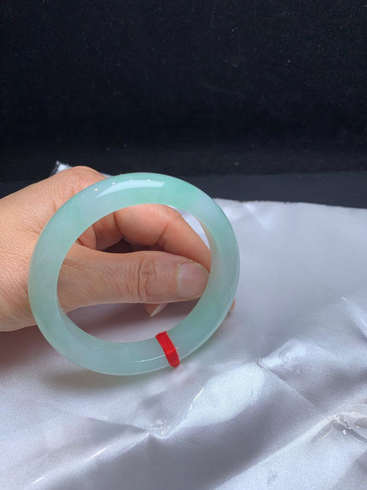 612606，56.5果绿底手镯，满圈带甜绿底色，版型好，秀气清新，整体底妆均匀。 商品图5