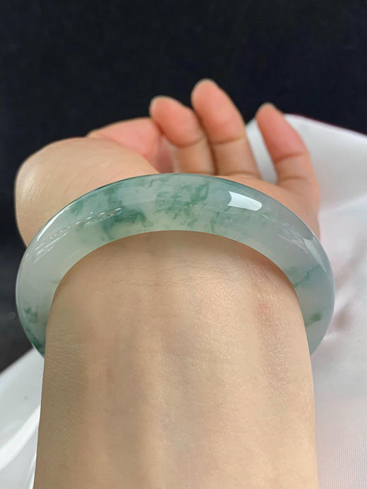 612613，55.3圈口，冰飘花正圈平安镯，老种，冰透起光，白底飘蓝花，条形秀气 商品图4