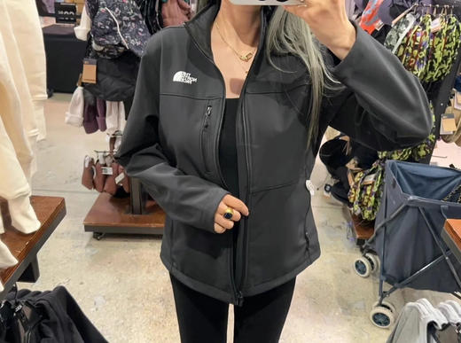 The North Face北面防风软壳 女款冲锋衣外套 始祖鸟同款材质，5折了！只要799 里面薄绒 柔软又挺括 商品图3