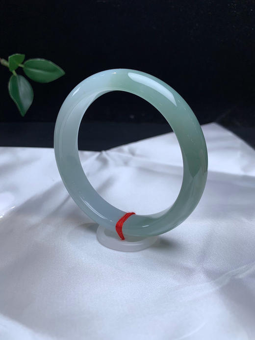 612609，56.5半山水手镯，一半淡油青底，整体清爽干净，均匀干净 商品图2