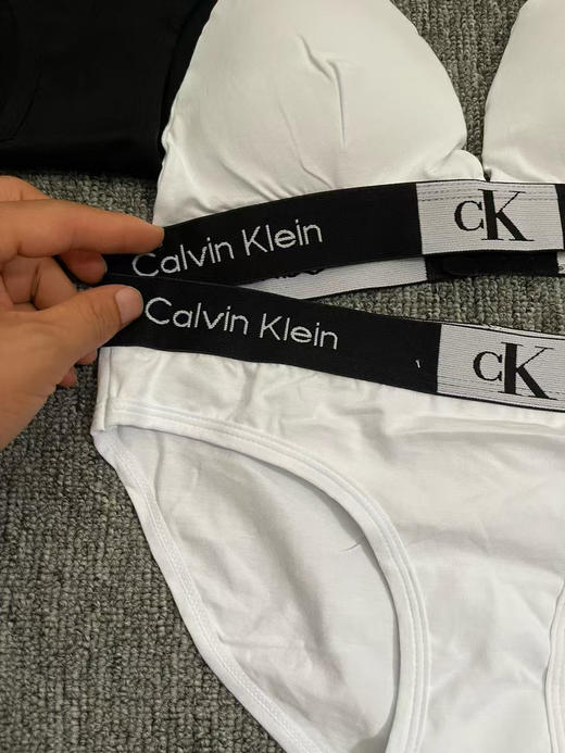 原单正品，2025新款ck方块标LOGO三角杯无钢圈运动背心女士套装。
三个色，尺码S M L 商品图5