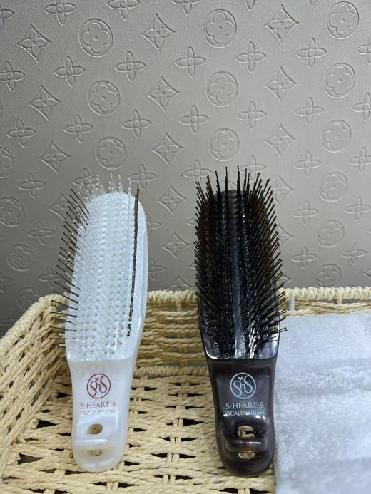 正品日本MTG Scalp Brush S HEART S头皮护理按摩洗发梳去屑清洁梳子。
两个色 商品图6