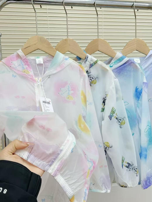 迪士尼专柜正品男女童防晒服防紫外线空调衫外套皮肤衣.
吊牌价💰219元
✅A类面料·特殊凉感工艺·✅轻薄透气不透肉·✅秒吸湿速干不粘身·✅手感柔软顺滑·防晒能力杠杠滴！！
四个色 商品图3