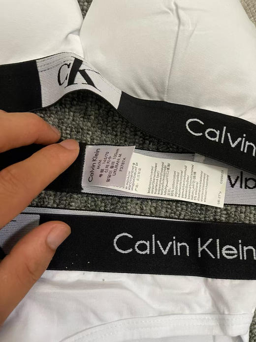 原单正品，2025新款ck方块标LOGO三角杯无钢圈运动背心女士套装。
三个色，尺码S M L 商品图6