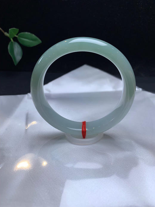 612609，56.5半山水手镯，一半淡油青底，整体清爽干净，均匀干净 商品图0