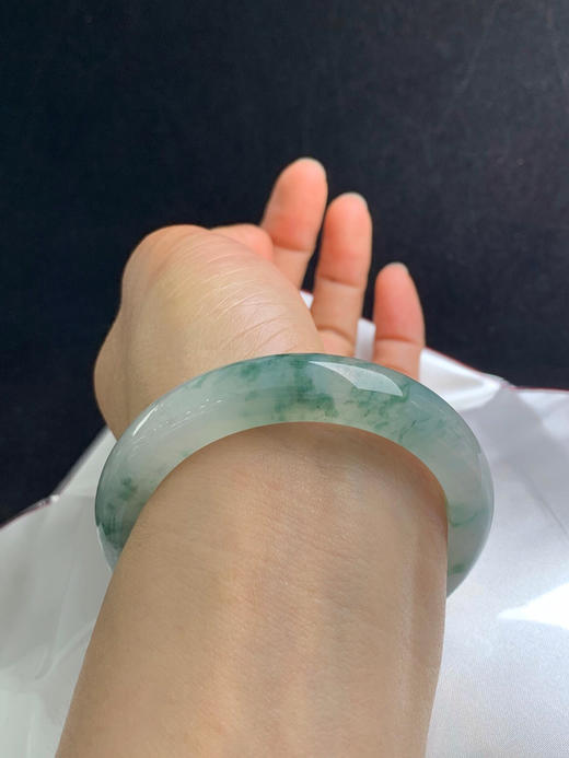 612613，55.3圈口，冰飘花正圈平安镯，老种，冰透起光，白底飘蓝花，条形秀气 商品图5