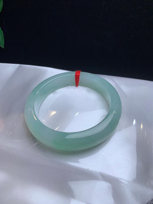 612606，56.5果绿底手镯，满圈带甜绿底色，版型好，秀气清新，整体底妆均匀。 商品图4