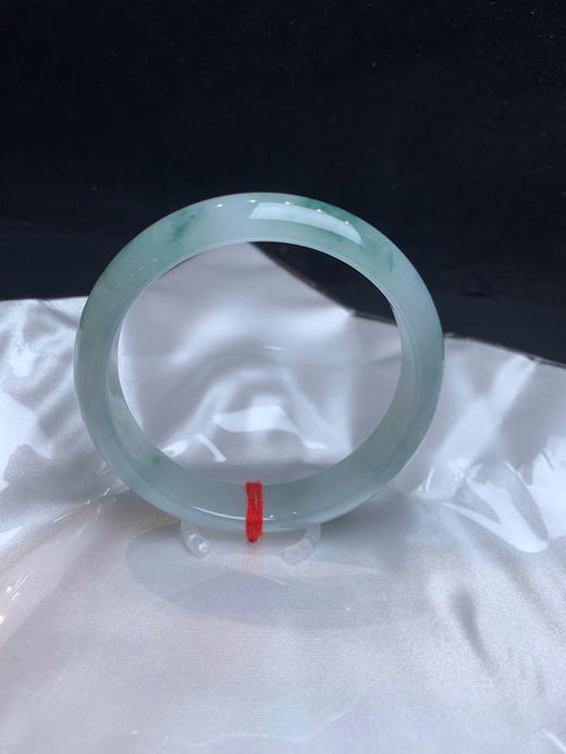 612611，59.5 冰飘花手镯，整体冰冰润润的，飘清新蓝花 商品图1