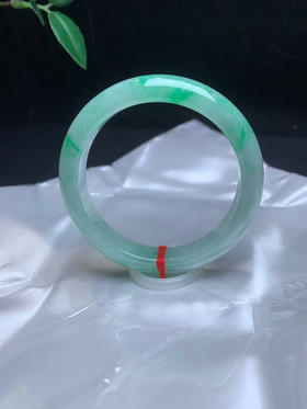 612602，54飘辣色手镯，清新细条正圈，种老色辣绿，清新秀气