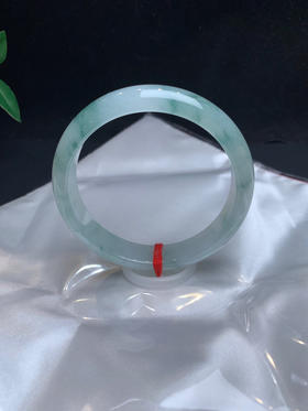 612611，59.5 冰飘花手镯，整体冰冰润润的，飘清新蓝花