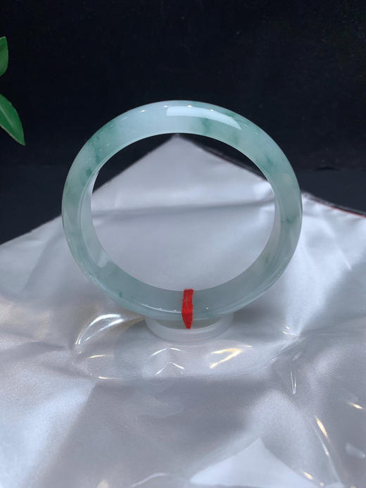 612611，59.5 冰飘花手镯，整体冰冰润润的，飘清新蓝花 商品图0