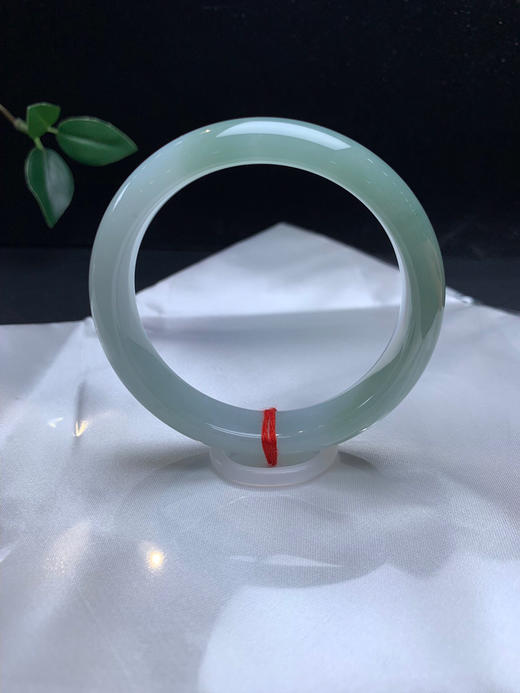 612609，56.5半山水手镯，一半淡油青底，整体清爽干净，均匀干净 商品图1