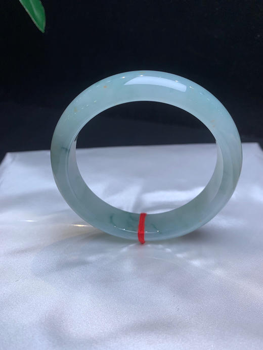 612607，58.5飘花手镯，宽版，晴底的底色 飘了几抹淡雅的花色，局部飘了几点特色撒金 商品图3