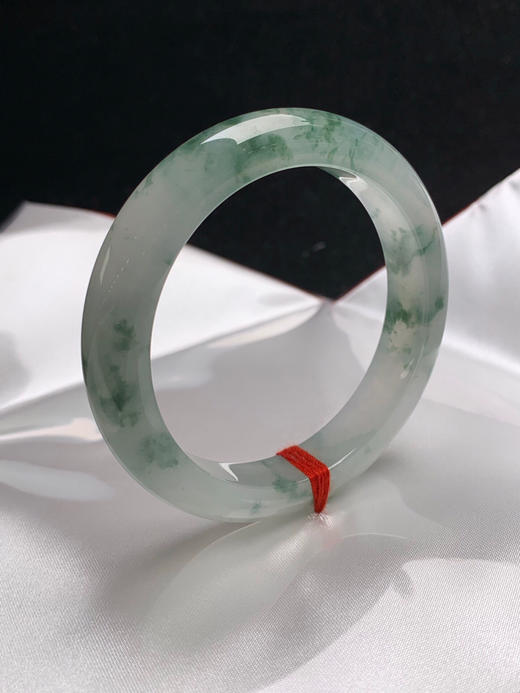 612613，55.3圈口，冰飘花正圈平安镯，老种，冰透起光，白底飘蓝花，条形秀气 商品图1