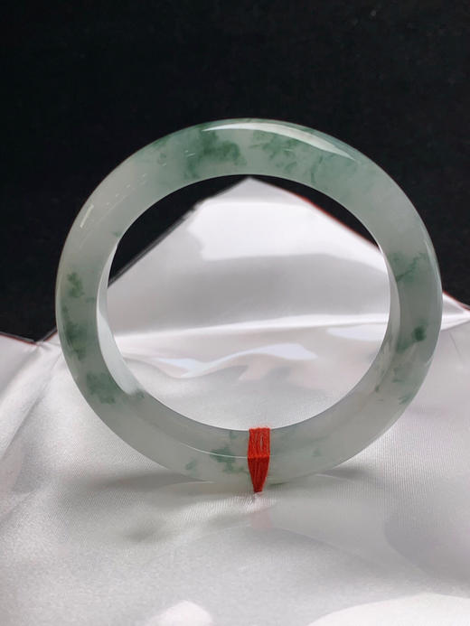 612613，55.3圈口，冰飘花正圈平安镯，老种，冰透起光，白底飘蓝花，条形秀气 商品图0