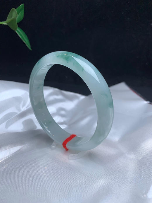 612611，59.5 冰飘花手镯，整体冰冰润润的，飘清新蓝花 商品图3