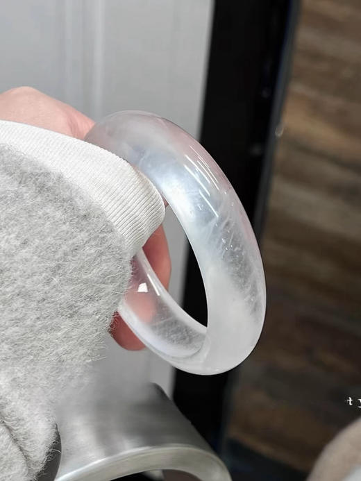 📍【缅甸水沫玉玻璃种白冰手镯】✅花小钱，办大事！超显贵的玻璃种‼🍂 颜值天花板🌸 💕媲美百W翡翠手镯 拥有贵气感的秘诀🌻 就是在简单的穿搭上，🌻搭上一只手镯！ 商品图2