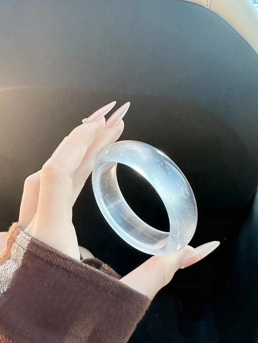 📍【缅甸水沫玉玻璃种白冰手镯】✅花小钱，办大事！超显贵的玻璃种‼🍂 颜值天花板🌸 💕媲美百W翡翠手镯 拥有贵气感的秘诀🌻 就是在简单的穿搭上，🌻搭上一只手镯！ 商品图4