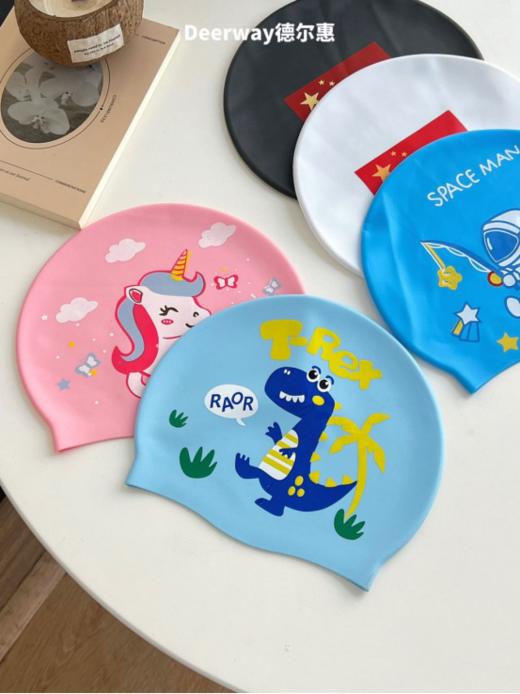 ☀️【德尔惠Deerway硅胶印花泳帽】😋1、采用高品质硅胶材料，柔软舒适不易破损，🌿能够有效地保护你的头发和头皮 商品图3