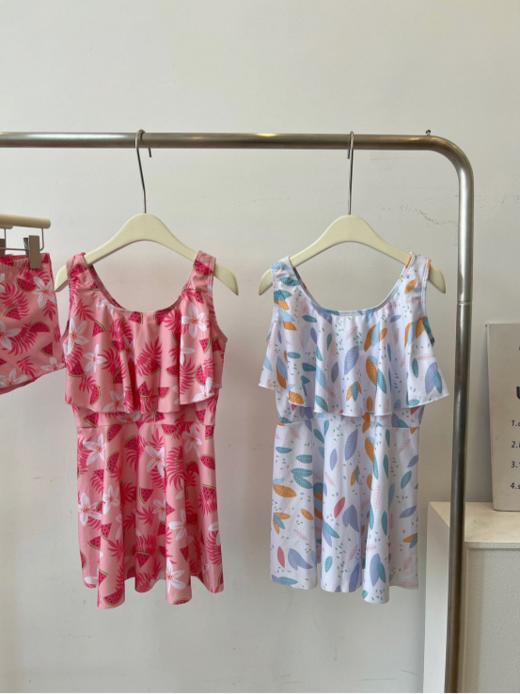 🔹【德尔惠Deerway女童泳衣套装】🏊1、穿着不紧不勒亲肤舒适高弹冰丝面料柔软透气摸起来又软又滑的👍在保证舒适的前提下又能够贴身速干不兜水  商品图4