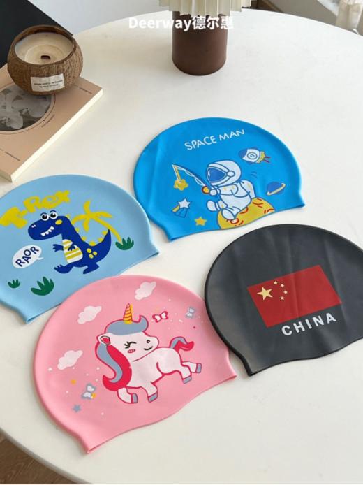 ☀️【德尔惠Deerway硅胶印花泳帽】😋1、采用高品质硅胶材料，柔软舒适不易破损，🌿能够有效地保护你的头发和头皮 商品图5