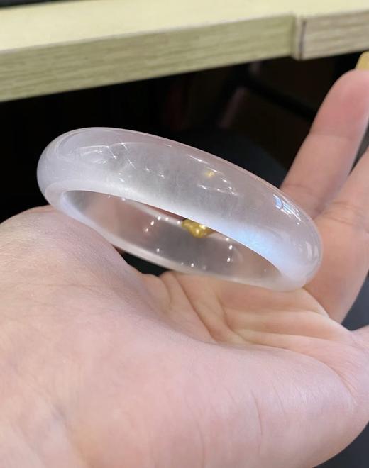 📍【缅甸水沫玉玻璃种白冰手镯】✅花小钱，办大事！超显贵的玻璃种‼🍂 颜值天花板🌸 💕媲美百W翡翠手镯 拥有贵气感的秘诀🌻 就是在简单的穿搭上，🌻搭上一只手镯！ 商品图3