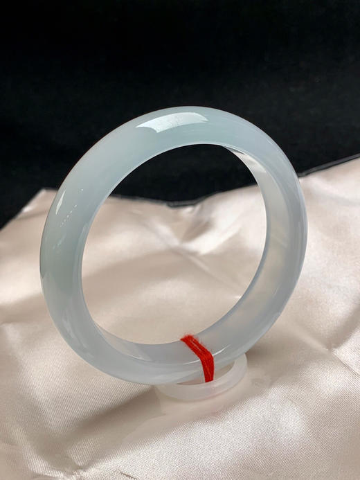 612621，56.8圈口，冰晴正圈平安镯，半截淡晴色，半截白月光，半山半水，种老水足，冰透起光 商品图1