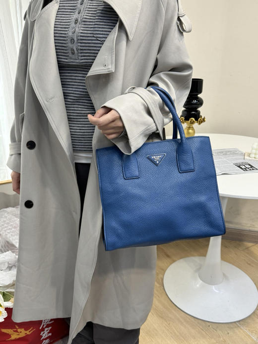 Prada 蓝色 牛皮 三角 logo 手提包 商品图3