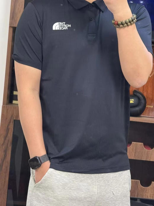 韩单正品北面冷感Polo衫，超级舒适，

史上最强排汗横纹肌理，穿出高级感！！！

主打一个行政商务，沉稳，上身就起范儿，

卡其色，黑色，m-3xl

原价109000韩元 商品图0